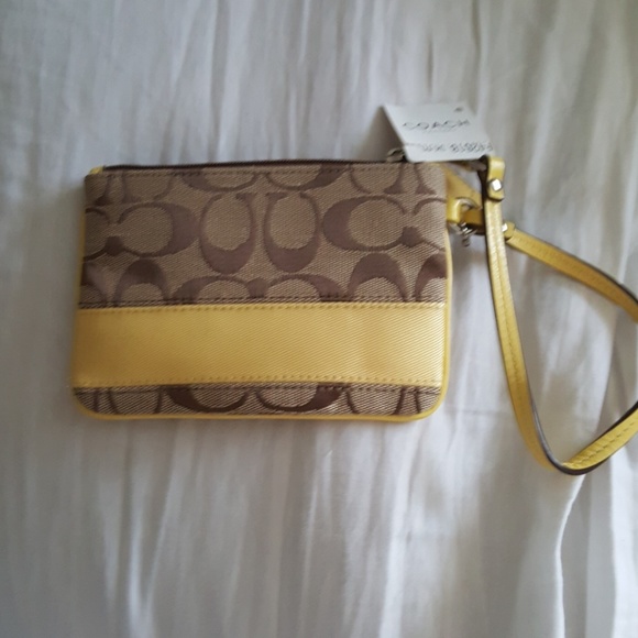 Coach Handbags - 💛New!!Coach wristlet💛